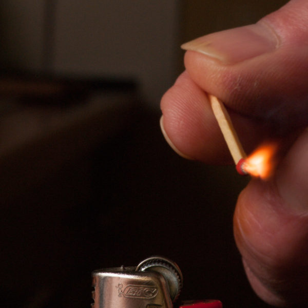 2019-02-10 - Residenzia - HolyHalla - Glücksspielchen - <br />Streichholz zünden