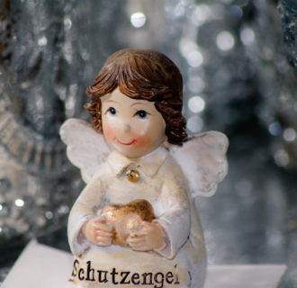 2018-12-27 um 00:08 Uhr - Schutzengel und Glasgefäße auf Metallplatte