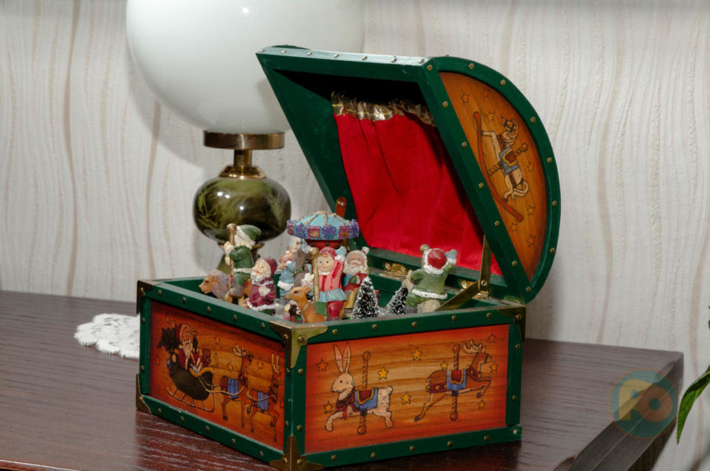 2018-12-28-Blitzlichtaufnahme-Schatulle-auf-Highboard-Kreativ-KunstLicht