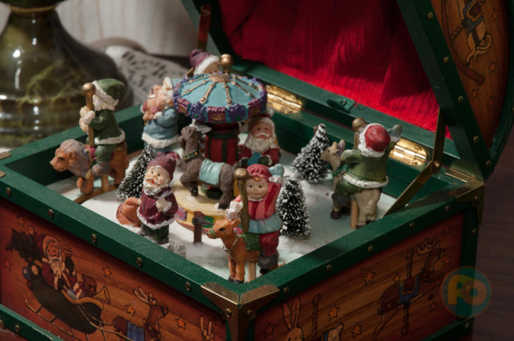 2018-12-29 - Strobo -Schatulle auf Esstisch - Blitzlichtaufnahme