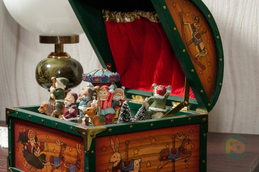 2018-12-29 - Strobo -Schatulle auf Esstisch - Blitzlichtaufnahme