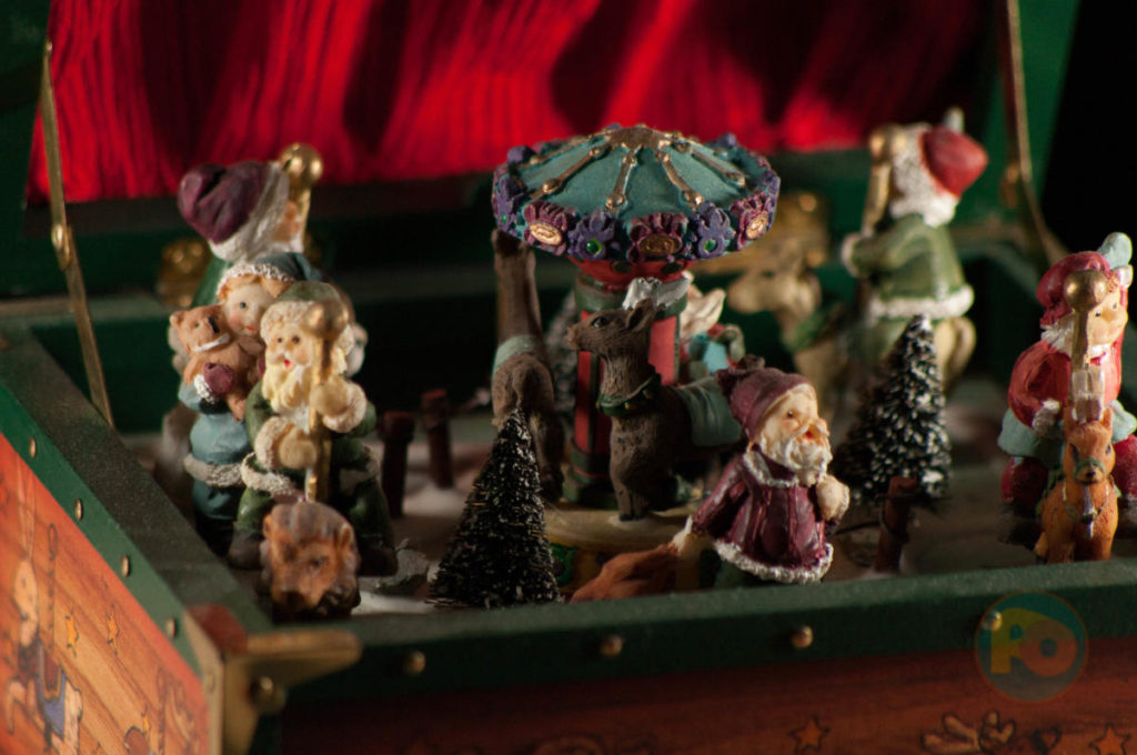 2018-12-29 - Strobo -Schatulle auf Esstisch - Blitzlichtaufnahme