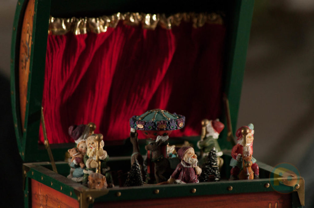 2018-12-29 - Strobo -Schatulle auf Esstisch - Blitzlichtaufnahme