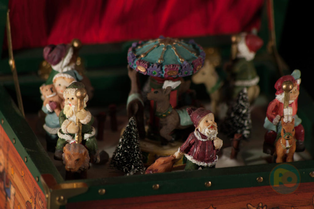 2018-12-29 - Strobo -Schatulle auf Esstisch - Blitzlichtaufnahme