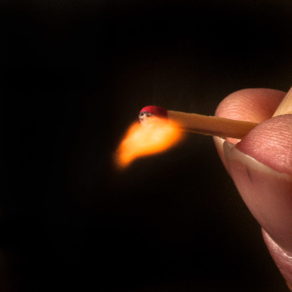 2019-02-10 - Residenzia - HolyHalla - Glücksspielchen - Streichholz zünden