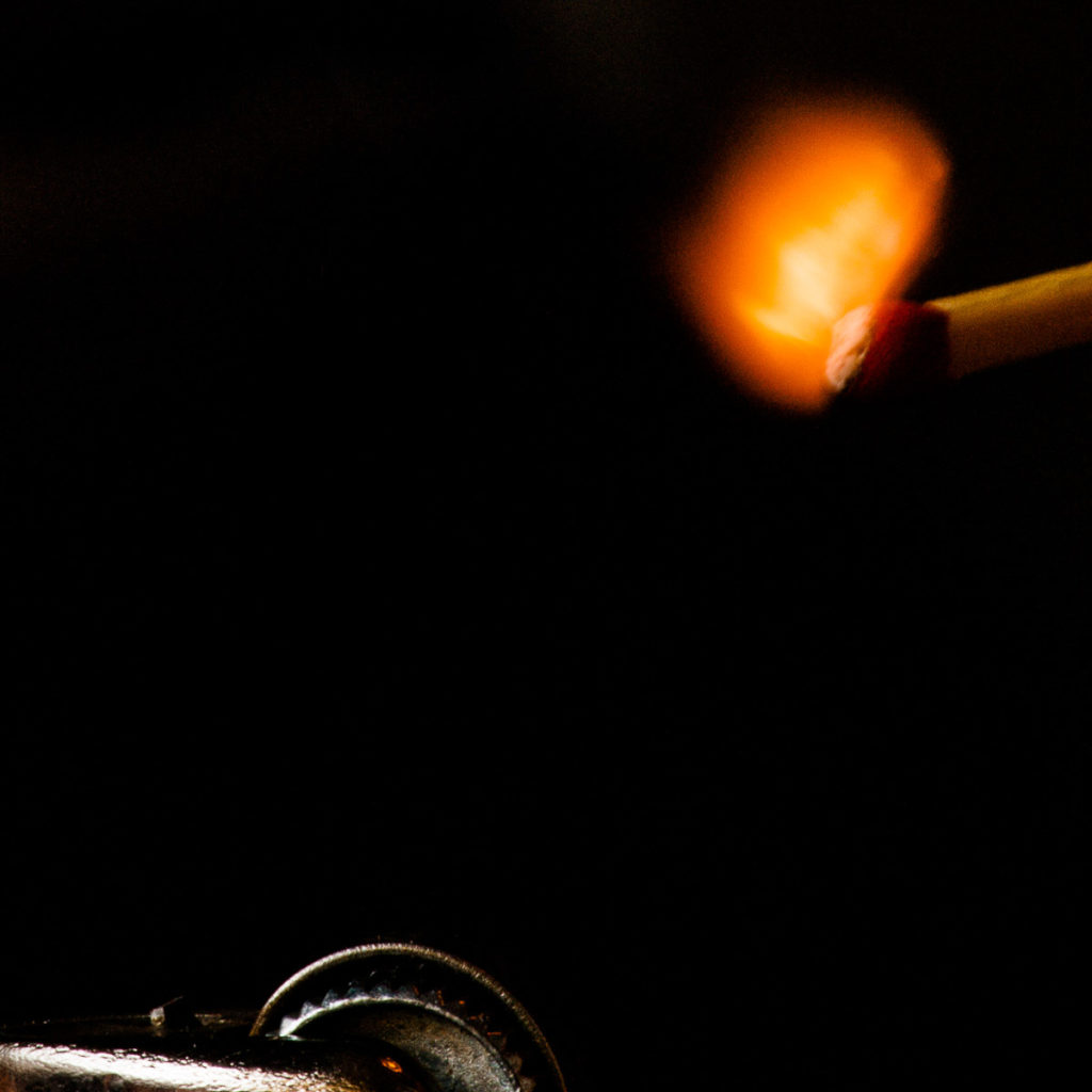 2019-02-10 - Residenzia - HolyHalla - Glücksspielchen - Streichholz zünden