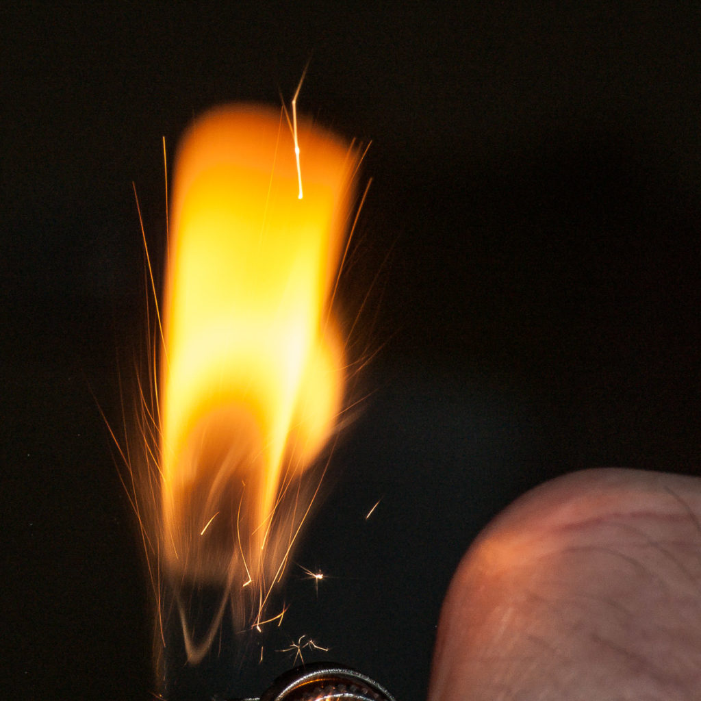 2019-02-10 - Residenzia - HolyHalla - Glücksspielchen - Feuerzeug zünden