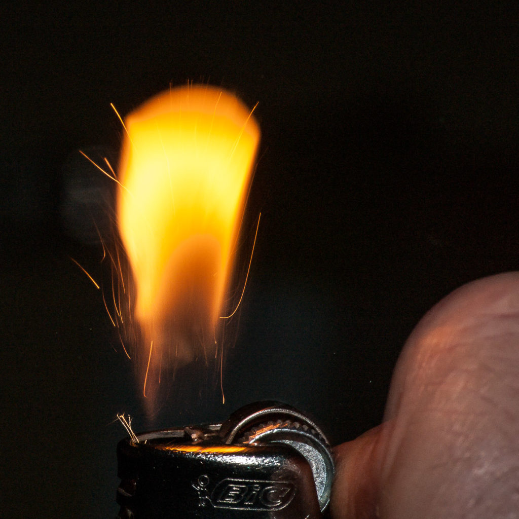 2019-02-10 - Residenzia - HolyHalla - Glücksspielchen - Feuerzeug zünden