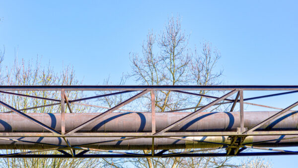 2025-04-04 - auf dem ehemaligen GAVEG-Gelände -Rohrensemble in mehreren Variationen - kontrastoptimiertes Farbfoto, ähnlich dem Original