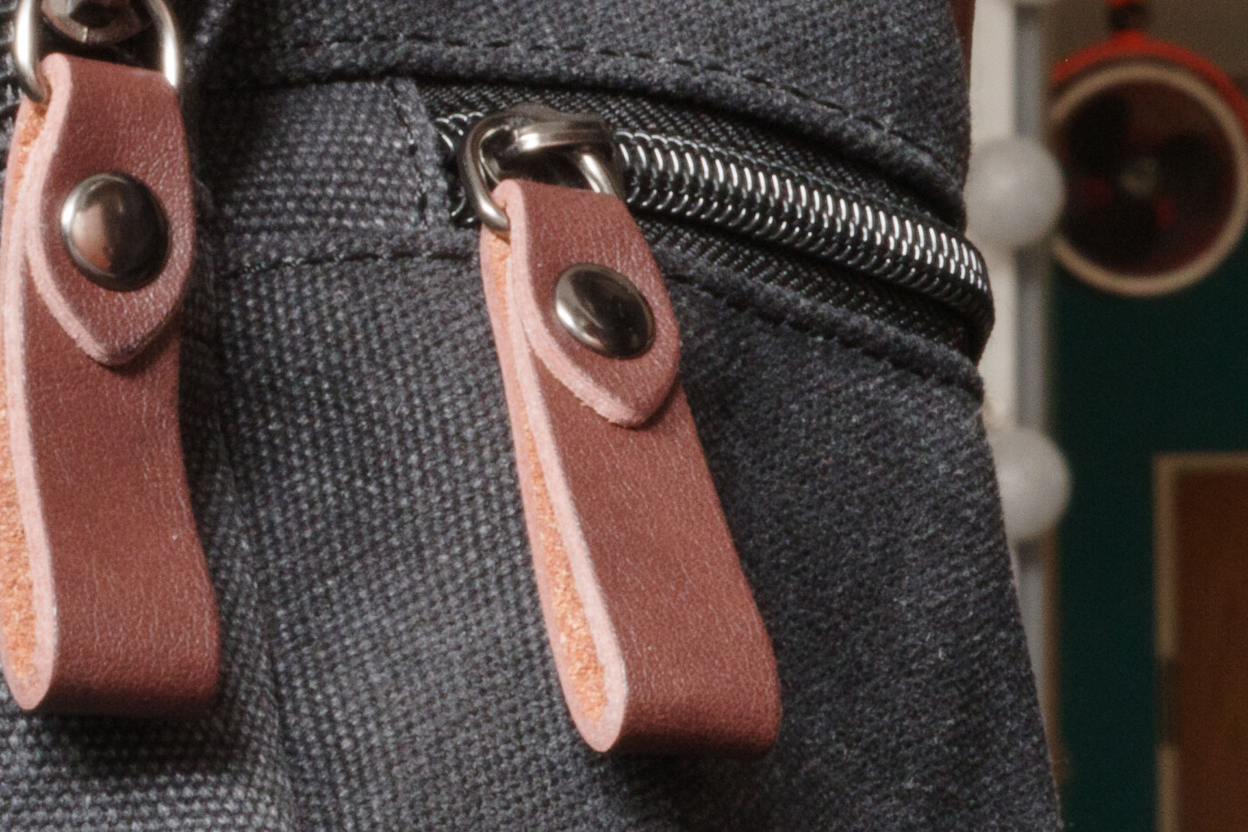 2025-12-03 - Residenzia - HolyHalla - SMC Pentax 50mm f1,8 im Praxistest - 100% Crop: die Beugungsunschärfe ist in den Textilfasern und auf dem Leder deutlich erkennbar, die Strukter und Schärfe fehlt, Dafür entstehen bei geschlossener Blende dann aber auch keine nennenswerten Farbsäume.